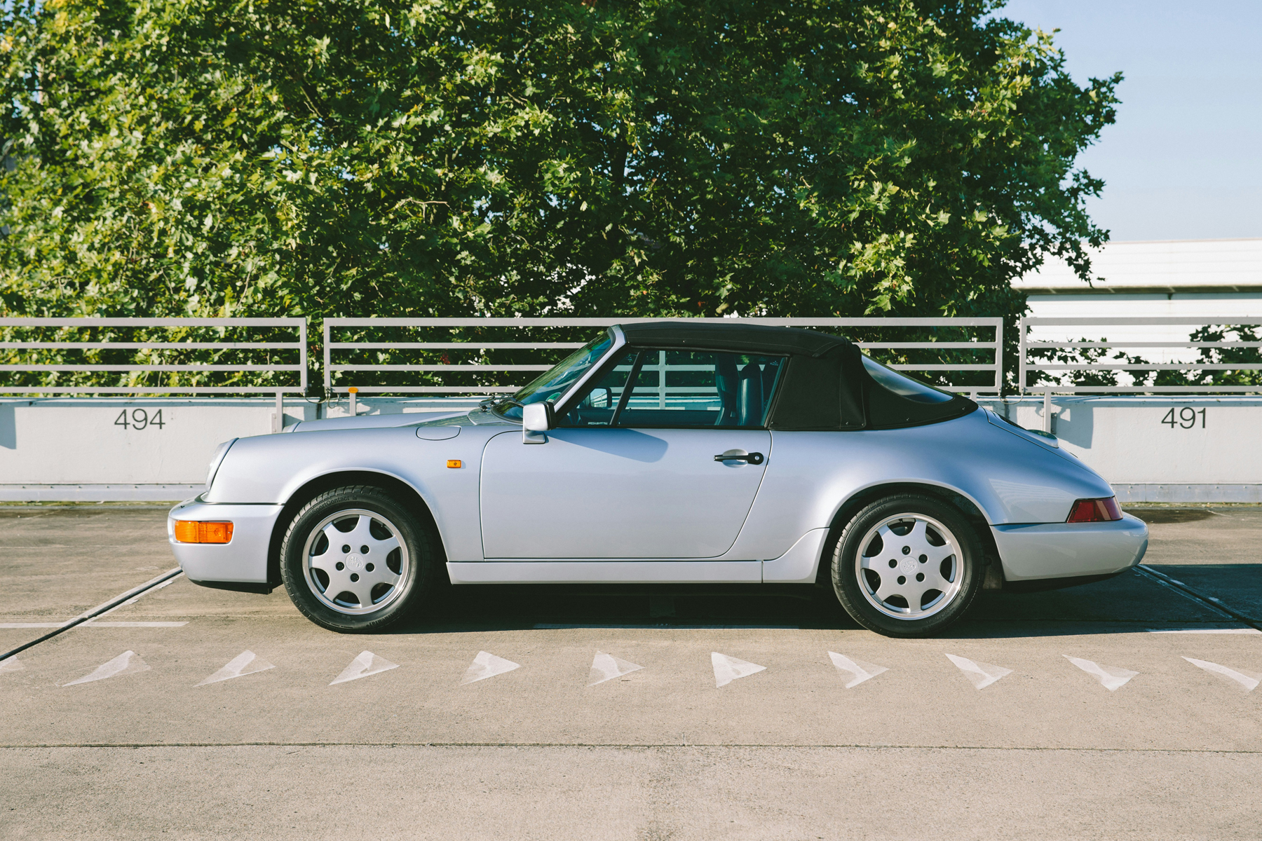 Cabrio steht in der Sonne