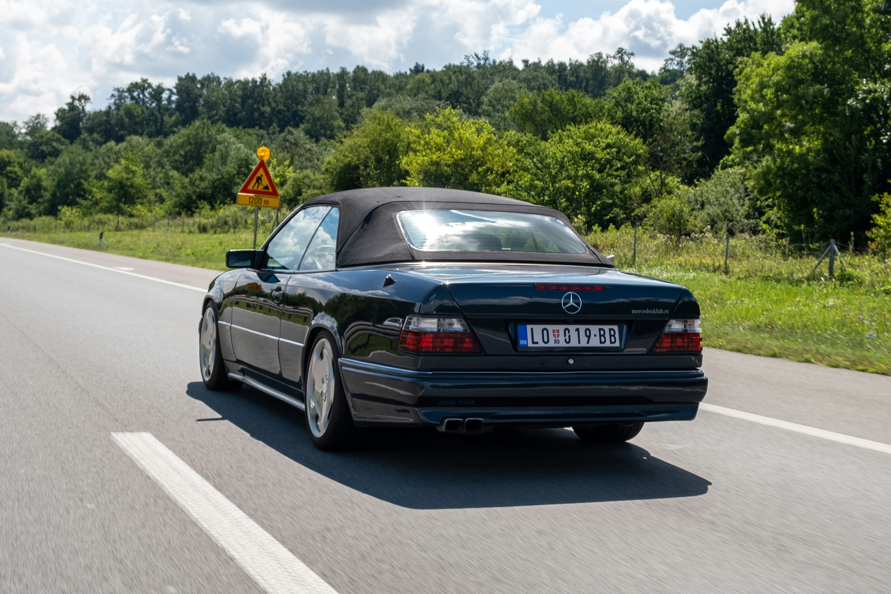 Cabrioverdeck bei sommerlichem Wetter gepflegt